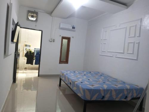 a room with a bed in a white wall at Hotel O Jm Guest House 2NearStasiun karawang in Pundong