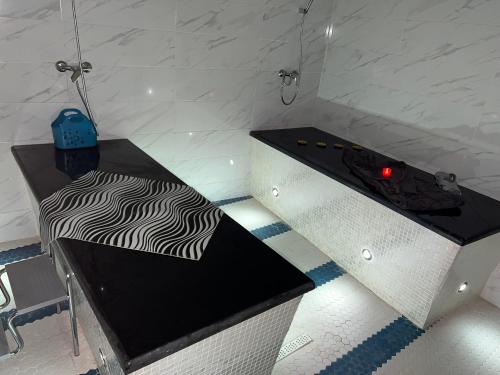 a black and white counter in a room at HAMILTON Agadir in Agadir