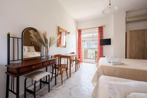 1 dormitorio con cama y escritorio con espejo en Sante en Kallithea Halkidikis
