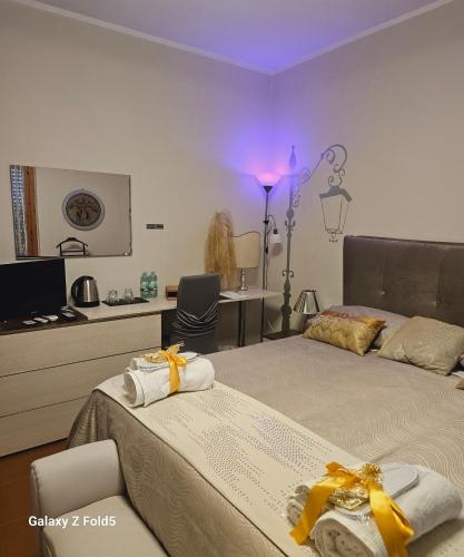 - une chambre avec 2 lits avec des arcs jaunes dans l'établissement Le Stanze di Morgana intero appartam. Monterotondo, à Monterotondo