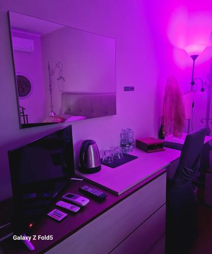 a purple room with a desk with a computer on it at Le Stanze di Morgana intero appartam. Monterotondo in Monterotondo