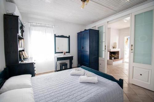 Ένα ή περισσότερα κρεβάτια σε δωμάτιο στο Cycladic stone house by the sea