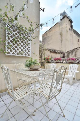 a patio with a table and chairs on a balcony at Case del Vicolo Stretto in Modica