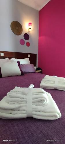 a pair of white towels on a bed in a room at Hotel Alnacir in Faro