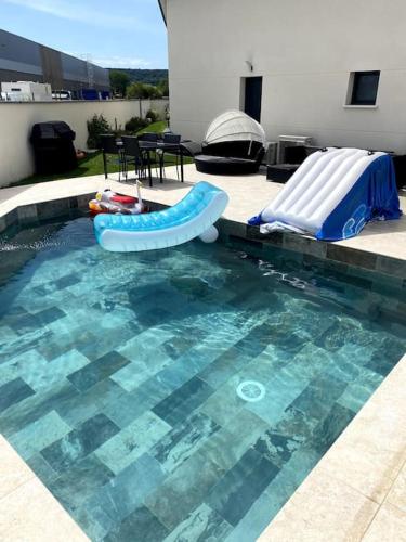 - une piscine avec un toboggan et un toboggan dans l'établissement belle maison avec piscine chauffée sans vis-à-vis, à Caudebec-lès-Elbeuf