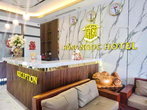 a lobby of a hong kong hotel with a bar at Hồng Ngọc Hotel in Ðông Thôn