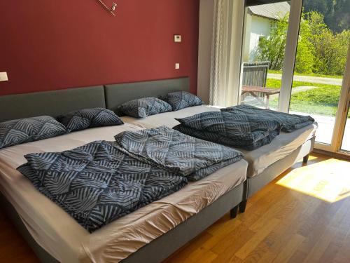 2 Einzelbetten in einem Zimmer mit Fenster in der Unterkunft Apartma Jure in Zgornje Gorje