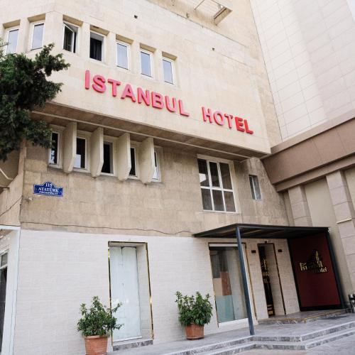 バクーにあるIstanbul Hotelのイスタンブールのホテルを読む看板のある建物