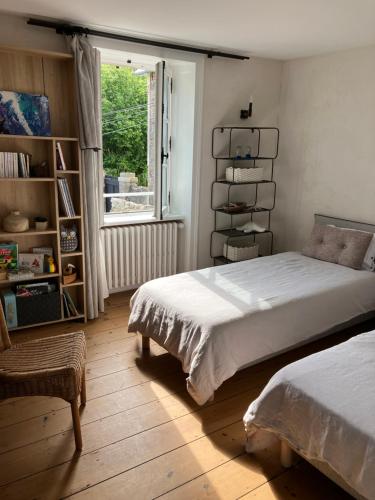 une chambre avec deux lits et une fenêtre dans l'établissement Ker Heol, à Saint-Malo