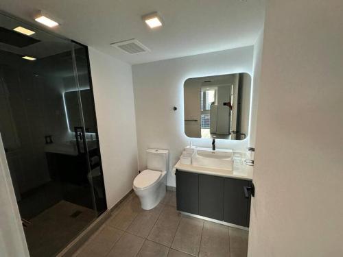 a bathroom with a toilet and a sink and a shower at Apartamento en Downtown Miami in Miami