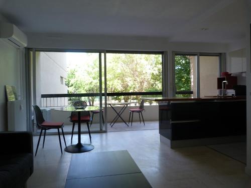 une cuisine et un salon avec une table et des chaises dans l'établissement Parc Baie des Anges, à Villeneuve-Loubet