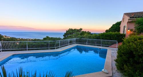 une piscine avec vue sur l'océan dans l'établissement Villa Les Trois Chênes, piscine privée & vue mer sur Golfe de Saint Tropez, aux Issambres