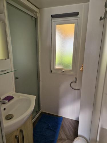 Ένα μπάνιο στο MH1-Gd CONFORT 3CH- 6-7 Pl -2 SDB-2 WC- WIFI - TV - LAVE VAISSELLE - LAVE LINGE- DRAPS FOURNIS-LITS FAITS A VOTRE ARRIVEE !! -- "Fun-Pass OFFERT sous conditions !!
