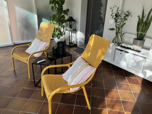 two chairs and a table in a room with plants at Mi AN HOME in Paese