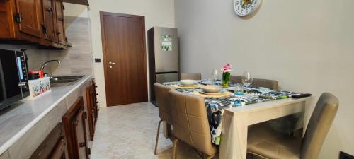 O bucătărie sau chicinetă la Serenity Summer Cottage