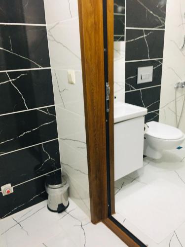 Bilik mandi di Aygün Apart
