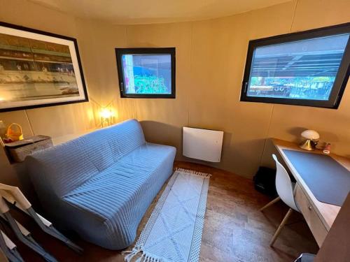 Photo de la galerie de l'établissement Magnifique péniche sur les quais de Seine, à Issy-les-Moulineaux