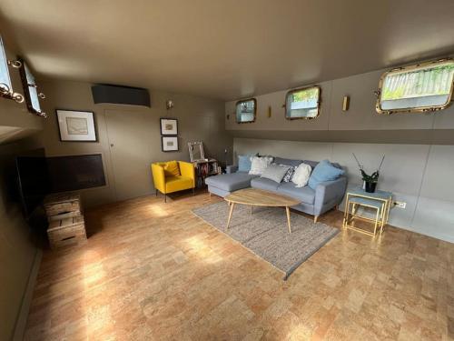 Photo de la galerie de l'établissement Magnifique péniche sur les quais de Seine, à Issy-les-Moulineaux