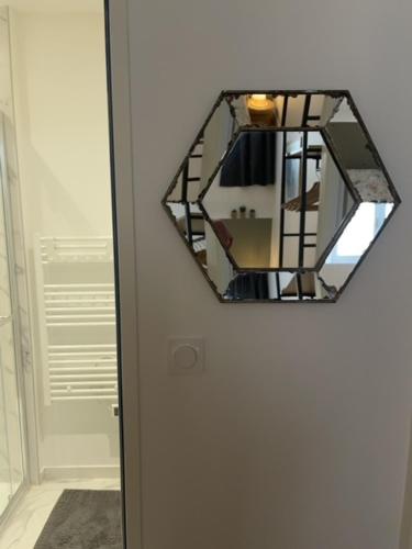 - un miroir sur une porte dans l'établissement Appartement Centre ville, à Toulouse