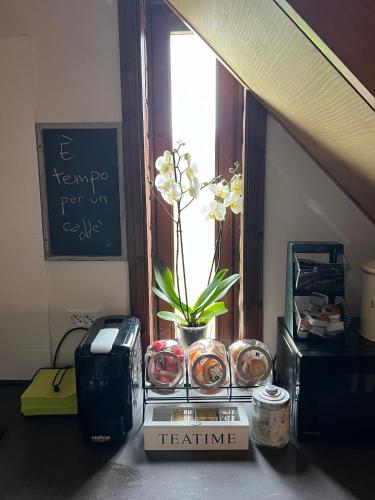 a table with a vase of flowers in a room at Mandi Mandi in pista in Tarvisio