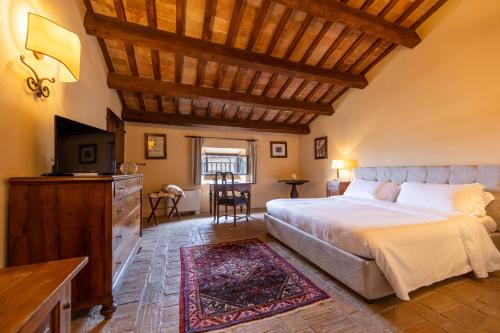 Postel nebo postele na pokoji v ubytování Palazzo Viviani - Castello di Montegridolfo