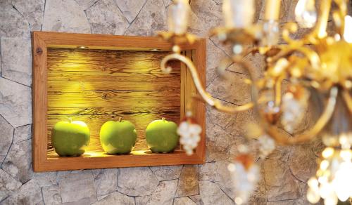 two green apples on a shelf in a mirror at Alpenhotel Ischglerhof in Ischgl