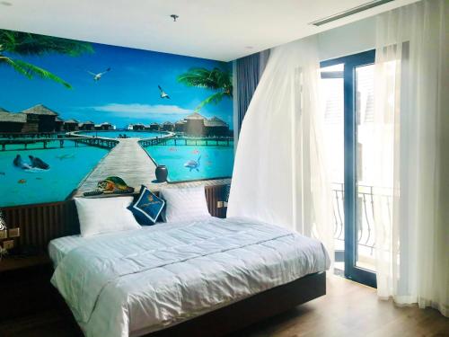 - une chambre avec une fresque murale représentant une piscine dans l'établissement Hồng Ngọc Hotel, à Ðông Thôn