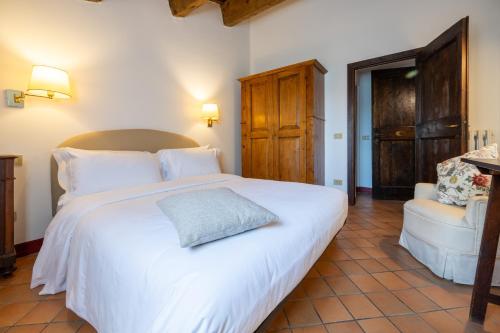 Postel nebo postele na pokoji v ubytování Palazzo Viviani - Castello di Montegridolfo