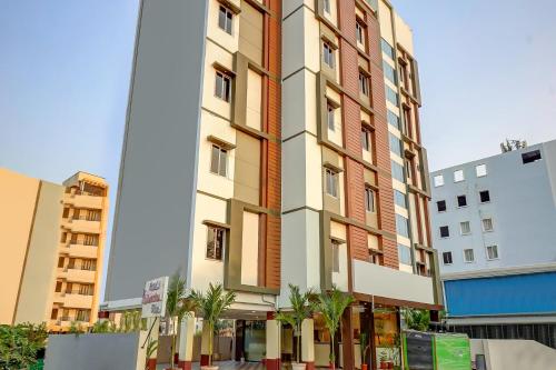 ein hohes Gebäude mit Palmen davor in der Unterkunft Hotel Siddartha Elite in Gunadala