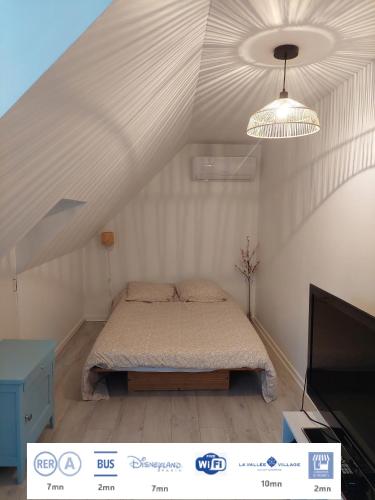 une chambre avec un lit et un plafond dans l'établissement Chambres confortables proche Disneyland Paris, à Montry