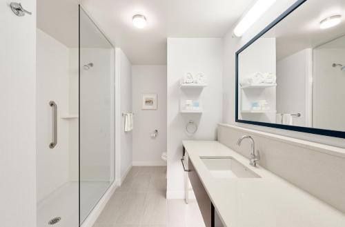 Bilik mandi di Hampton Inn & Suites by Hilton Quebec City Levis