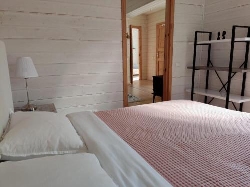 リガにあるHoliday home near sea beach & pine forestの木製の壁のベッドルーム1室(ベッド1台付)
