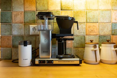 een blender die op een aanrecht staat met andere apparaten bij Gaia The Stone Cottage in Kórinthos