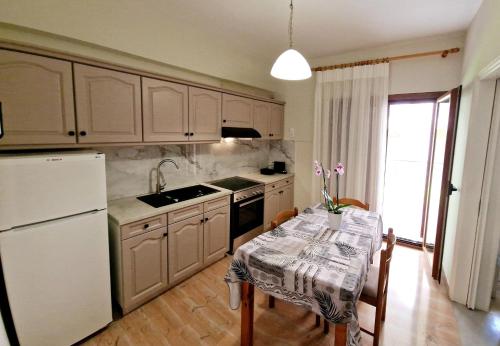Кухня или мини-кухня в Vesta House
