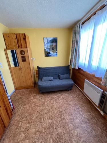 un salon avec un canapé bleu et une fenêtre dans l'établissement CLUB ENGALY I - Rosa, à Aragnouet