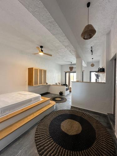 um quarto com uma cama e um tapete grande em SPONGIA HOTEL AND SUITES em Myrties