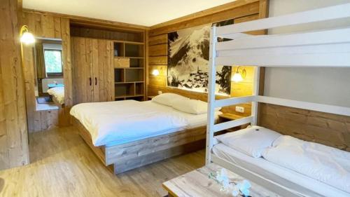 貝旺的住宿－Hotel Edelweiẞ garni，一间卧室配有一张双层床和两张双层床。