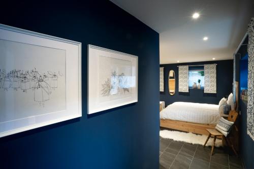 Postel nebo postele na pokoji v ubytování august träumt - das tiroler apartment im blauen