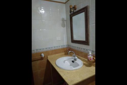 El Pinar del HierroにあるCasa El Pajar 3の白い洗面台と鏡のあるバスルーム