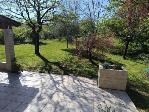 a garden with trees and a concrete walkway at Charmante maison familiale à Réalmont-Tarn in Réalmont