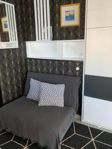 - un petit lit avec un oreiller dans l'établissement Mer et campagne, à Plérin