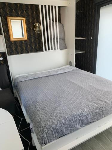 une chambre avec un lit dans une pièce dans l'établissement Mer et campagne, à Plérin