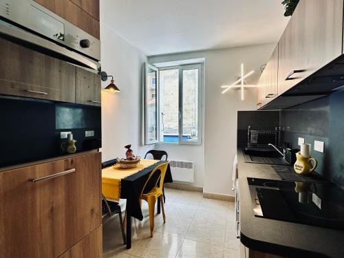 une cuisine avec une table et une salle à manger dans l'établissement Magnifique deux pièces au cœur d Ajaccio, à Ajaccio
