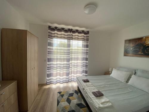 Posteľ alebo postele v izbe v ubytovaní Harley Apartman