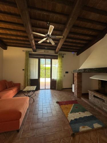 - un salon avec un canapé et un ventilateur de plafond dans l'établissement Villa Dunya, à Montepulciano Stazione