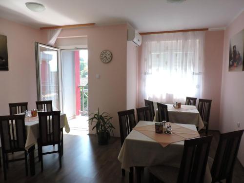 Ein Restaurant oder anderes Speiselokal in der Unterkunft B&B Zmajevo Gnezdo 021 