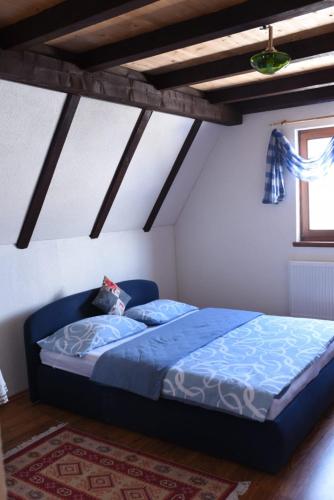Un dormitorio con una cama azul en una habitación. en Brano, en Kupres