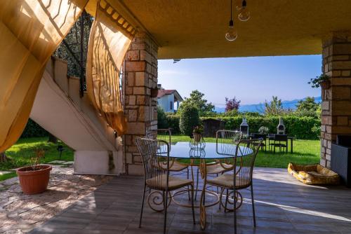 Μπαλκόνι ή βεράντα στο Villa La Magnolia - Private Beach Access, Garden, Views