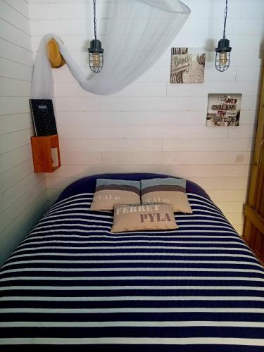 Ένα ή περισσότερα κρεβάτια σε δωμάτιο στο La Cabane Bordeaux St Augustin