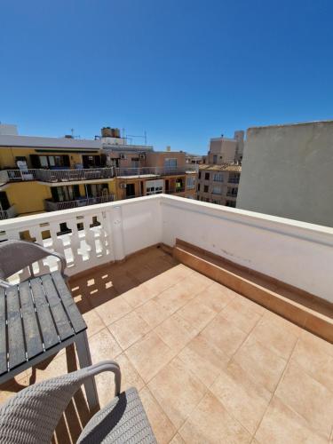 un balcón con mesas y sillas en la azotea en Hostal Sol de Mallorca en El Arenal